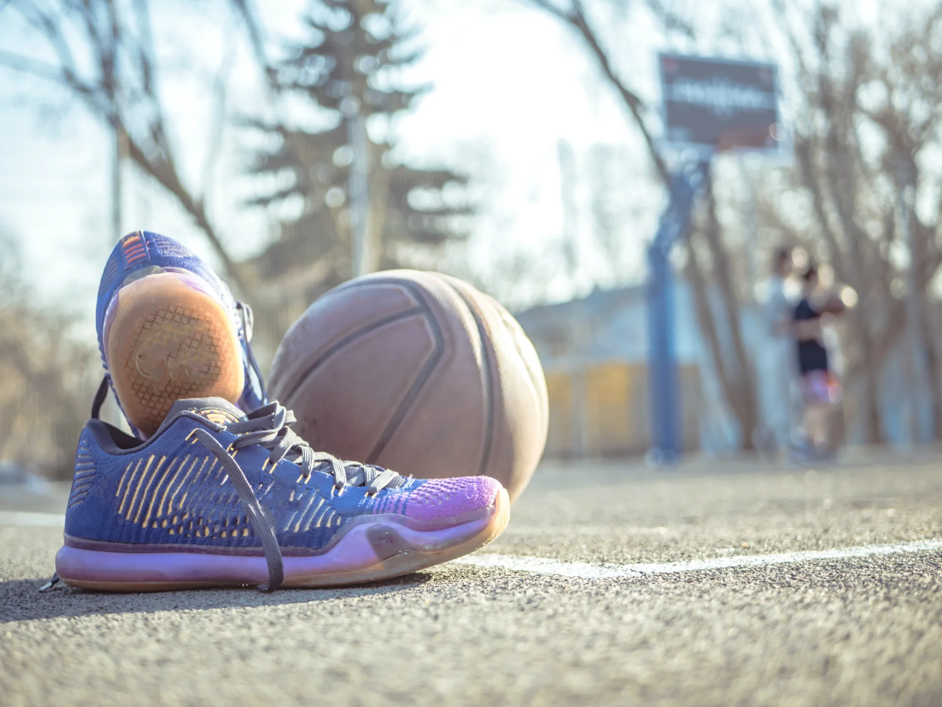 Tênis e bola para atividades esportivas